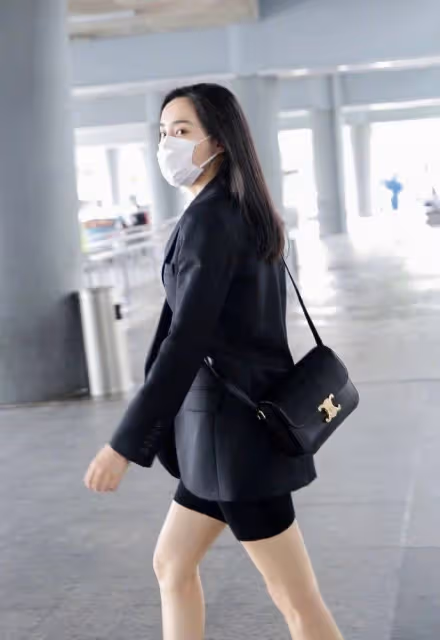 「秋雅」王智錄《乘風破浪》,黑西裝配騎行褲,「女團腿」驚艷
