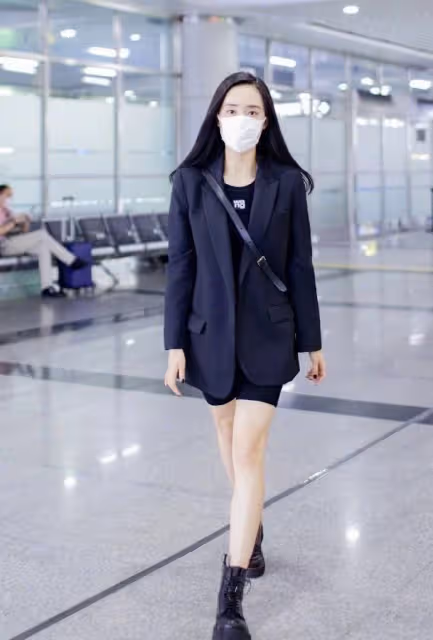 「秋雅」王智錄《乘風破浪》,黑西裝配騎行褲,「女團腿」驚艷