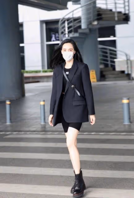 「秋雅」王智錄《乘風破浪》,黑西裝配騎行褲,「女團腿」驚艷