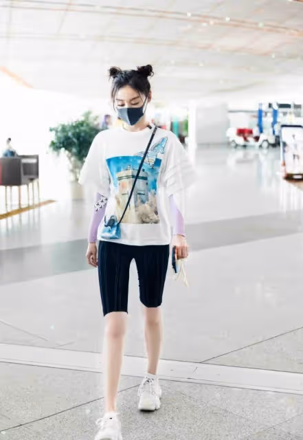 「秋雅」王智錄《乘風破浪》,黑西裝配騎行褲,「女團腿」驚艷