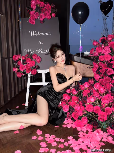 22歲極品尤物時尚穿搭:抹胸黑裙 盡顯完美曼妙曲線