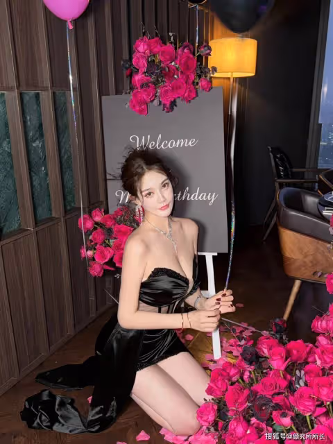 22歲極品尤物時尚穿搭:抹胸黑裙 盡顯完美曼妙曲線