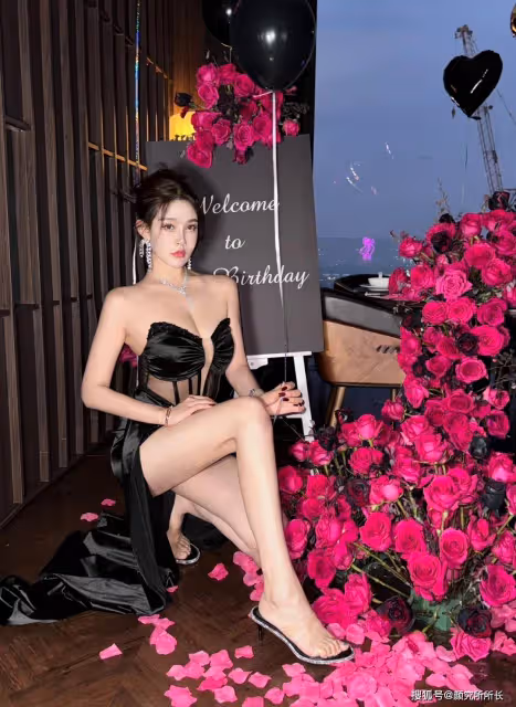 22歲極品尤物時尚穿搭:抹胸黑裙 盡顯完美曼妙曲線