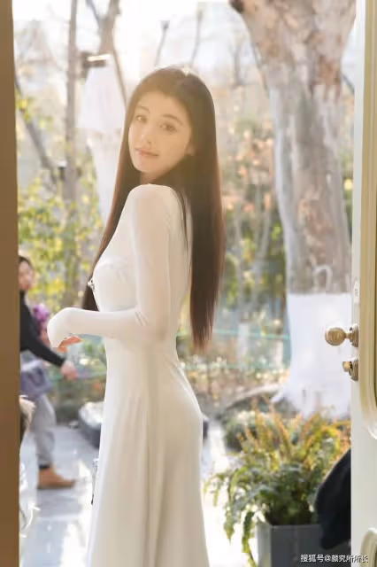 20歲極品尤物時尚穿搭:簡約白裙映襯下的優雅自信之美