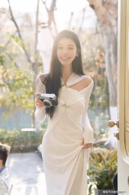 20歲極品尤物時尚穿搭:簡約白裙映襯下的優雅自信之美