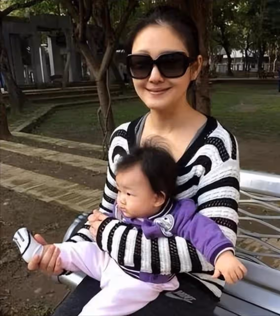 大S真懷孕生產了？汪小菲照顧倆孩子近一個月，保姆回來後接手
