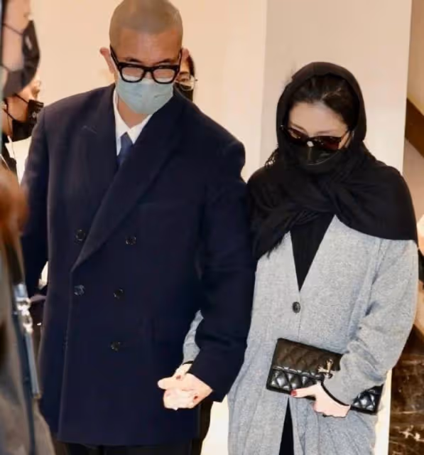 曝許雅鈞私生子現身葬禮，大S穿著惹眼有隱情，幫妹妹轉移視線？
