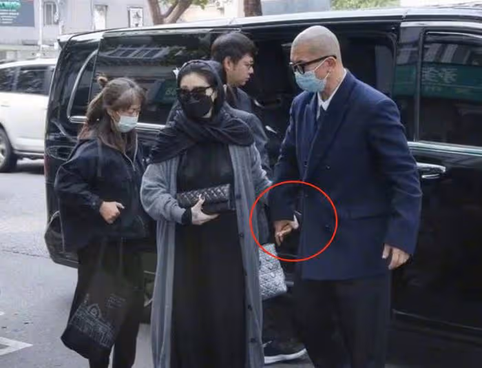 曝許雅鈞私生子現身葬禮，大S穿著惹眼有隱情，幫妹妹轉移視線？