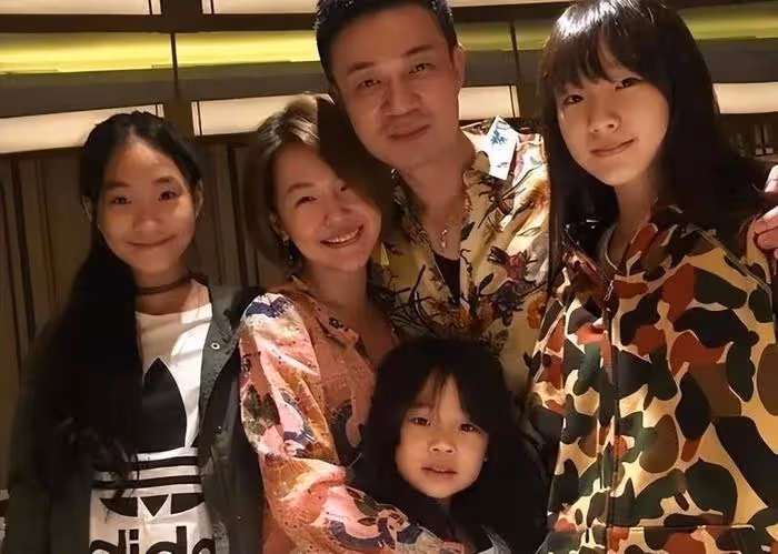 曝許雅鈞私生子現身葬禮，大S穿著惹眼有隱情，幫妹妹轉移視線？