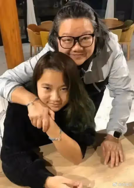 63歲洪晃活得太瀟灑，從頂級名媛到名門痞女，一生經歷四場婚姻，現任