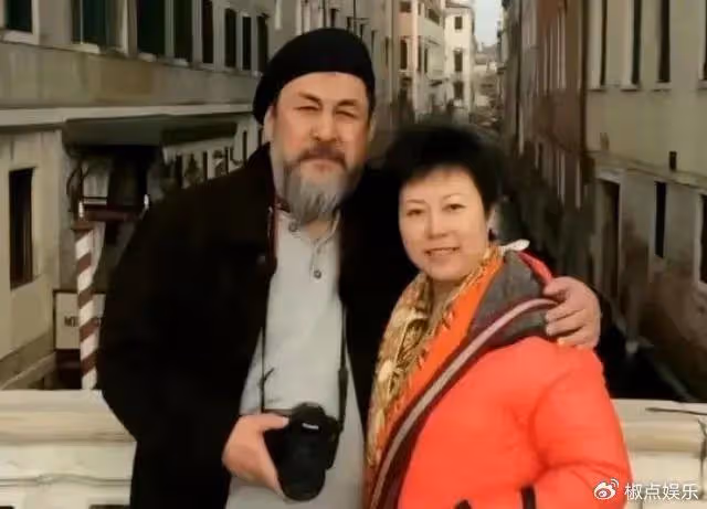 陸樹銘墓地照首曝光！製作價超10w，刻關公石雕，香爐寫招財進寶