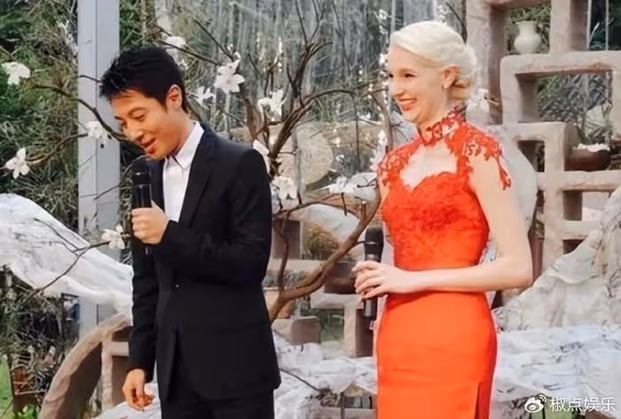 「凡爾賽鼻祖」撒貝寧：最不正經的央視主持人，捨棄影后娶洋媳婦