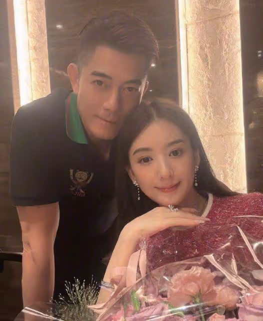 郭富城老婆輔導倆女兒做語文作業，希希姐妹字跡曝光，漂亮又工整