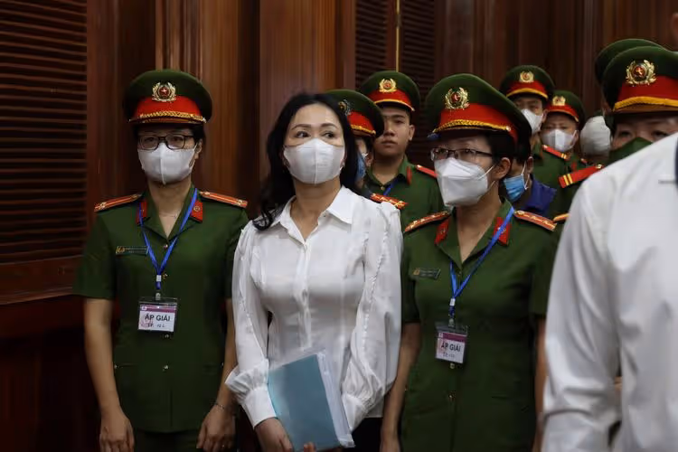 越南最大金融詐欺案開庭　女富豪涉詐貸近4千億受審