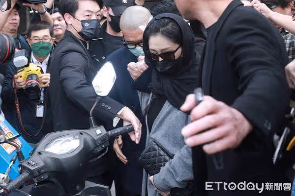 大S隔5年現身「頭頂長白髮」登熱搜！外露畫面被拍網狂贊：好真實