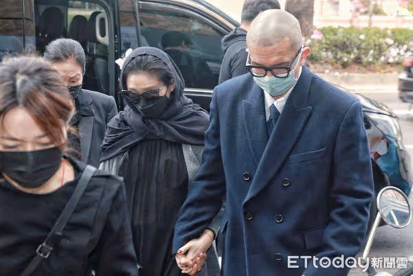 大S隔5年現身「頭頂長白髮」登熱搜！外露畫面被拍網狂贊：好真實