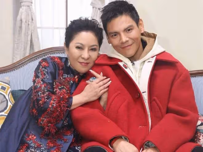 向太長發驚艷亮相，撞臉兒媳郭碧婷，網友驚呼：婆媳親如母女！