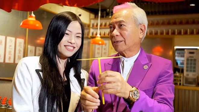 73歲老戲骨李龍基在舞台上哭泣,為救小女友他憔悴了很多