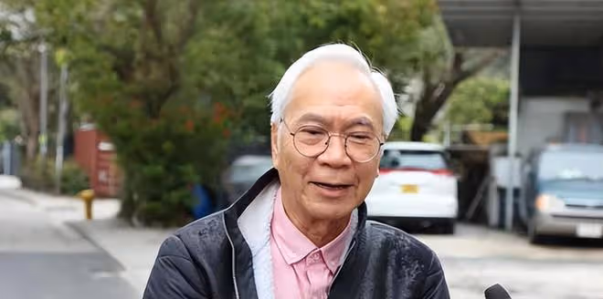 73歲老戲骨李龍基在舞台上哭泣,為救小女友他憔悴了很多