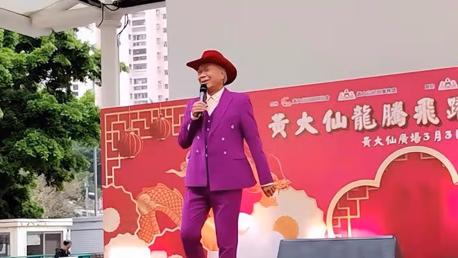 73歲老戲骨李龍基在舞台上哭泣,為救小女友他憔悴了很多