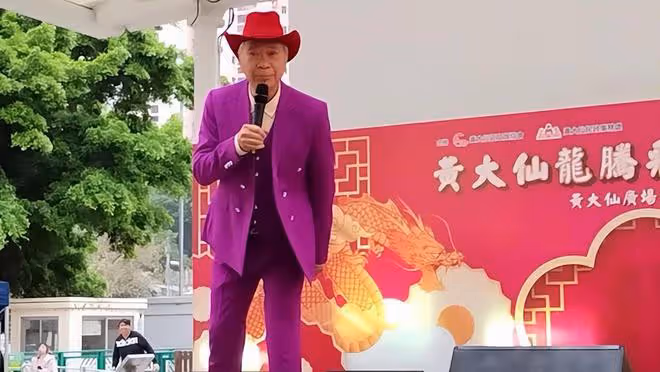 73歲老戲骨李龍基在舞台上哭泣,為救小女友他憔悴了很多
