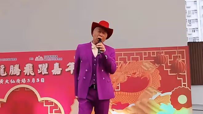 73歲老戲骨李龍基在舞台上哭泣,為救小女友他憔悴了很多