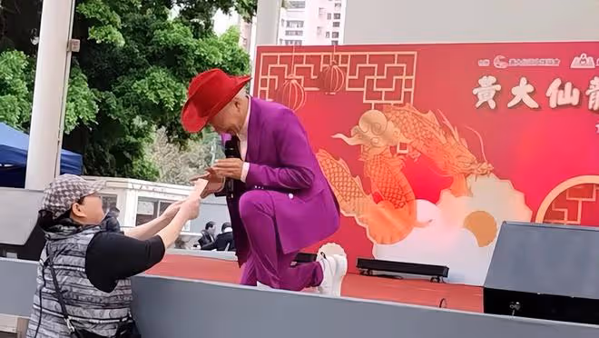 73歲老戲骨李龍基在舞台上哭泣,為救小女友他憔悴了很多