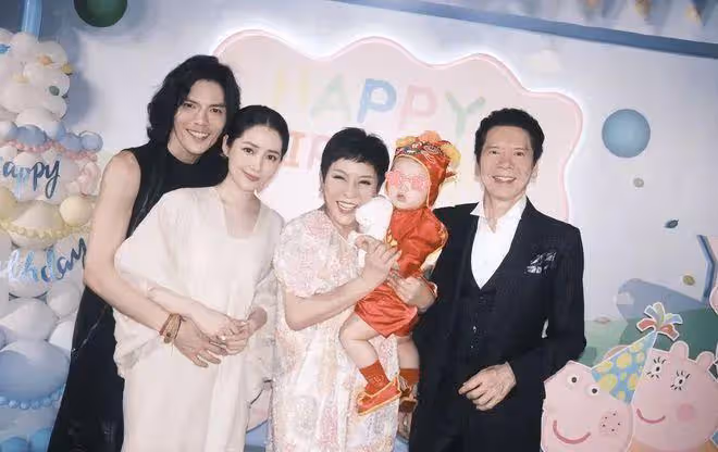 親弟被懟長得丑,向佐暴怒大罵營銷號缺德,他弟弟長啥樣呢?