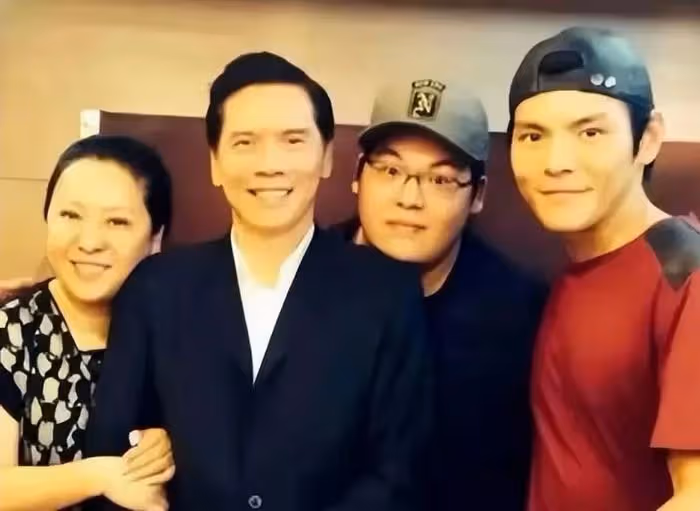 親弟被懟長得丑,向佐暴怒大罵營銷號缺德,他弟弟長啥樣呢?