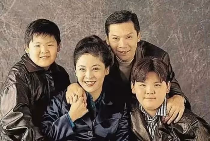 親弟被懟長得丑,向佐暴怒大罵營銷號缺德,他弟弟長啥樣呢?