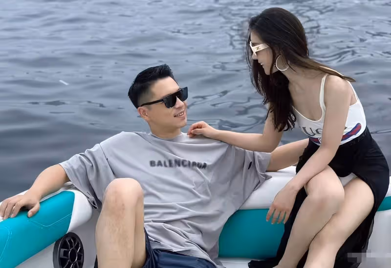 38歲李小萌穿泳衣潛泳,首次挑戰水下睜眼拍照,王雷全程保駕護航