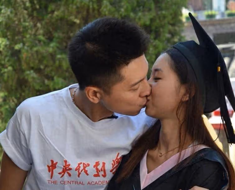 38歲李小萌穿泳衣潛泳,首次挑戰水下睜眼拍照,王雷全程保駕護航