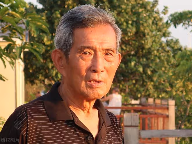 43歲保姆追求68歲僱主,被老人拒絕:她為錢而來,我怎能答應