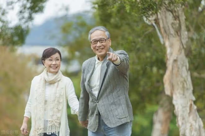 43歲保姆追求68歲僱主,被老人拒絕:她為錢而來,我怎能答應