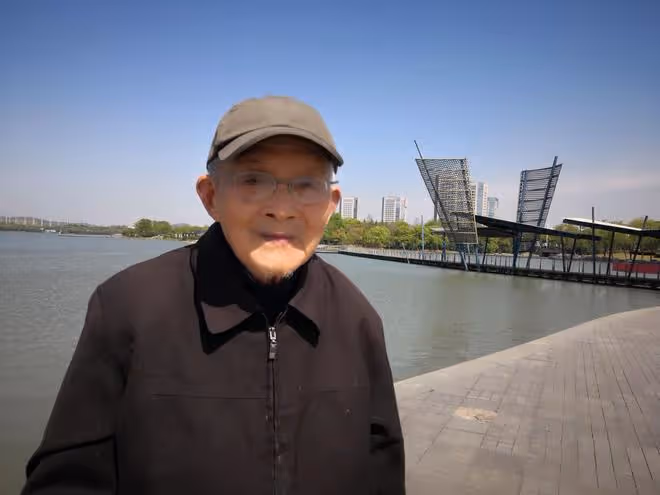 70歲僱主給保姆工資漲到8千,她辭職:他做法過分,我無法忍受
