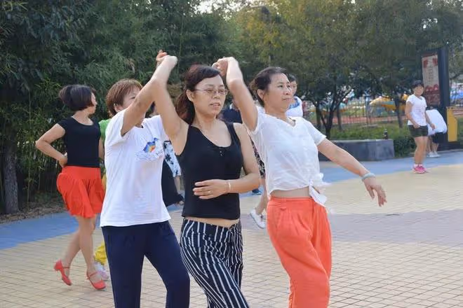 70歲老人傾訴:退休後沉迷交誼舞,8千退休金竟不夠花,我怕了