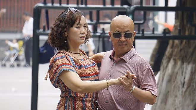 70歲老人傾訴:退休後沉迷交誼舞,8千退休金竟不夠花,我怕了