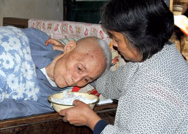 64歲阿姨傾訴：長壽母親太能折騰人，把我折磨得一天都要哭幾回