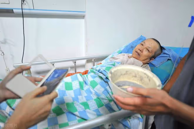 64歲阿姨傾訴：長壽母親太能折騰人，把我折磨得一天都要哭幾回