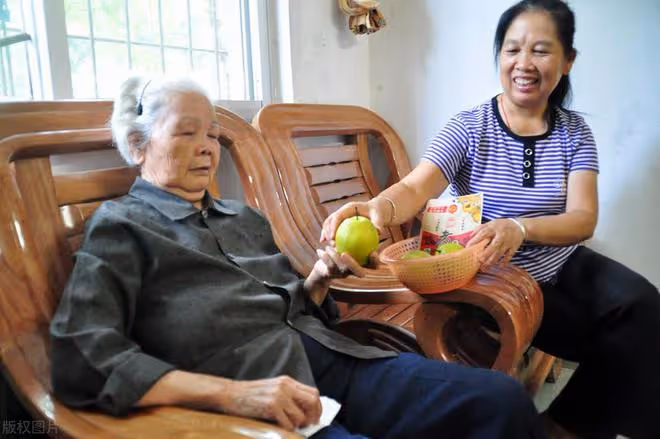 64歲阿姨傾訴:長壽母親太能折騰人,把我折磨得一天都要哭幾回