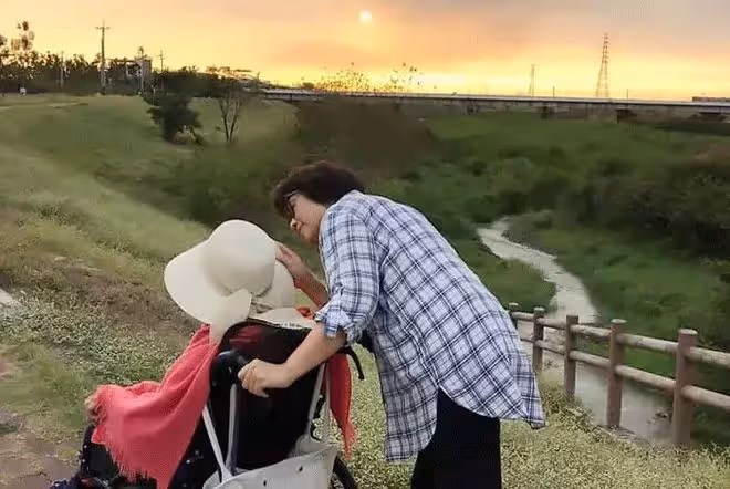 64歲阿姨傾訴:長壽母親太能折騰人,把我折磨得一天都要哭幾回