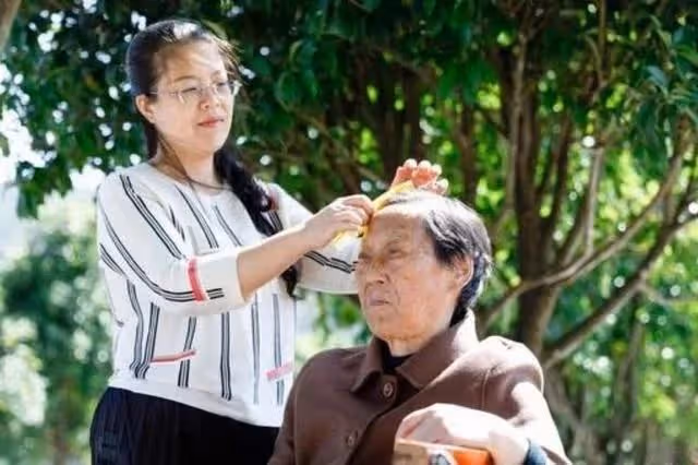 64歲阿姨傾訴:長壽母親太能折騰人,把我折磨得一天都要哭幾回