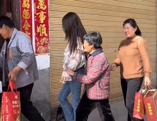 離婚5年,女子堅持每年都看望前公婆:我們一輩子都是親人