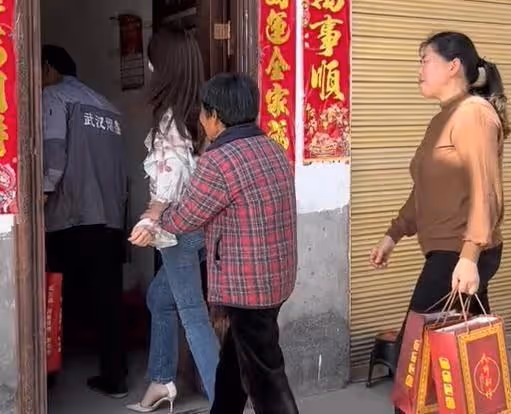 離婚5年,女子堅持每年都看望前公婆:我們一輩子都是親人