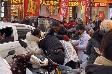 安徽:男子出軌被妻女抓到,卻反打老婆女兒,死命地護著小三