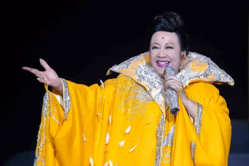 驚險!73歲TVB女星穿黃袍登台!下樓差點跌倒!幸有兩大視帝攙扶
