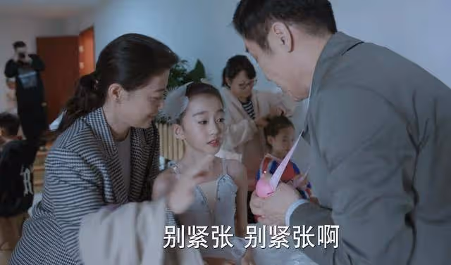 《江河日上》拒給9歲女兒換衣,鄭寒江的為難,保持父親該有的距離