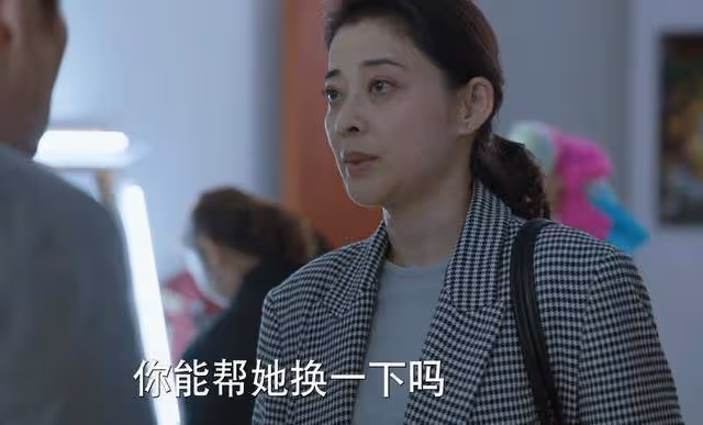 《江河日上》拒給9歲女兒換衣,鄭寒江的為難,保持父親該有的距離