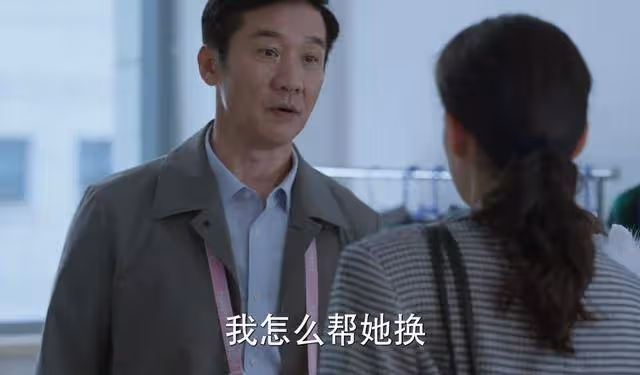 《江河日上》拒給9歲女兒換衣,鄭寒江的為難,保持父親該有的距離
