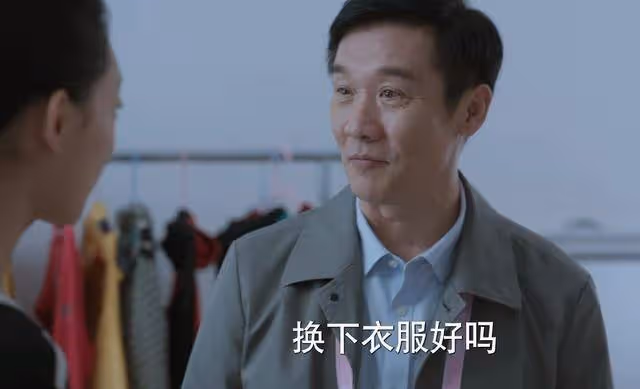 《江河日上》拒給9歲女兒換衣,鄭寒江的為難,保持父親該有的距離